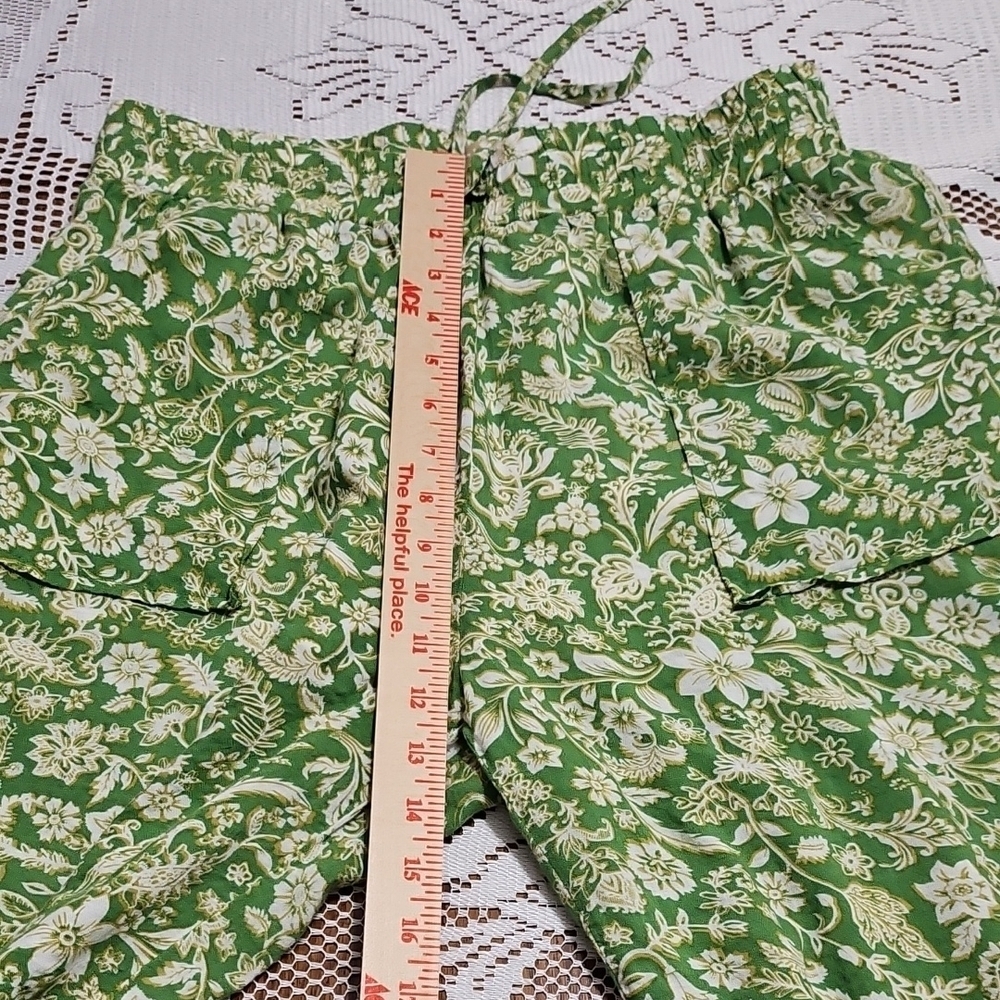 Elegant Floral Wide Leg Pants in Green - Picture 4 of 13